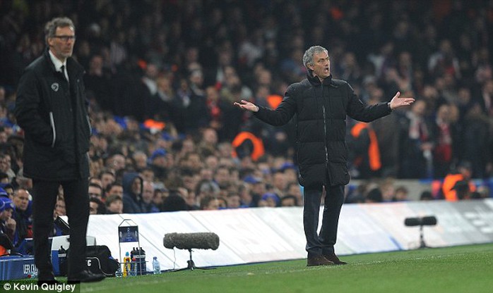 Phản ứng của HLV Mourinho trong trận Chelsea thua PSG ở vòng 1/8 Champions League