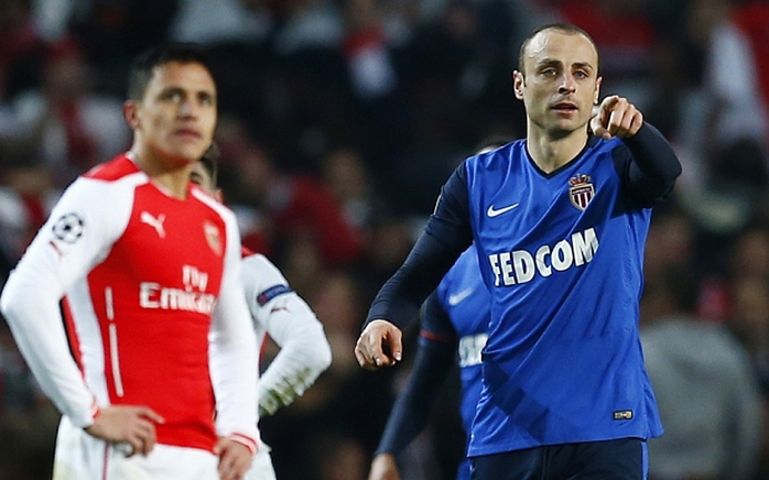 Arsenal của Sanchez (trái) sẽ lội ngược dòng trước Monaco của Berbatov?