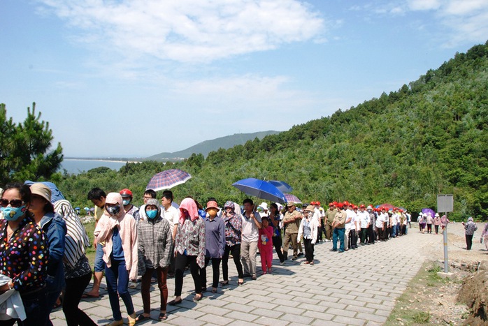 Thời tiết Quảng Bình nắng nóng nhưng dòng người xếp hàng viếng Đại tướng rất đông