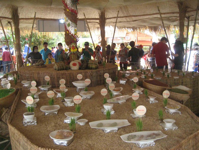 Mô hình các loại bánh dân gian Nam Bộ được trưng bày tại lễ hội