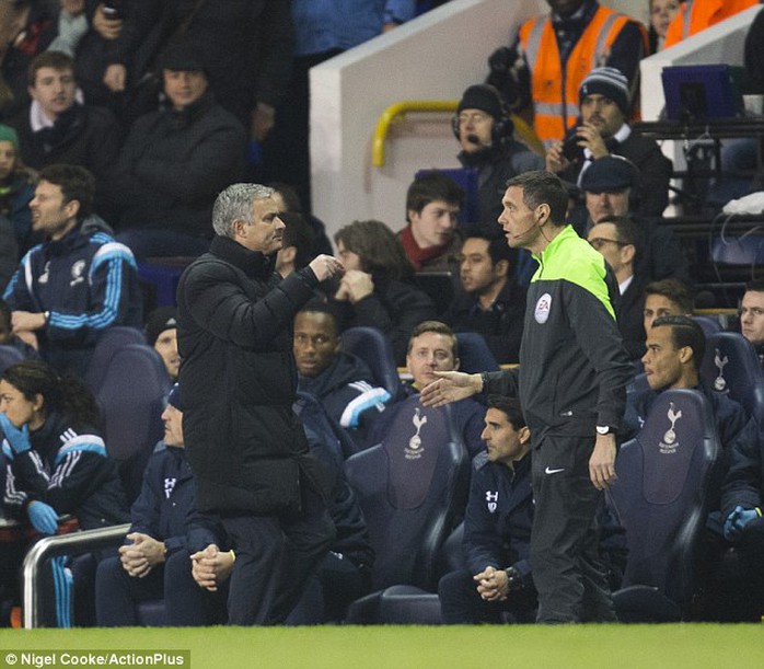 Ông Mourinho nói chuyện với trọng tài thứ bàn