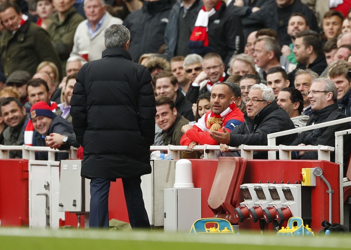 HLV Mourinho bị CĐV Arsenal chọc tức