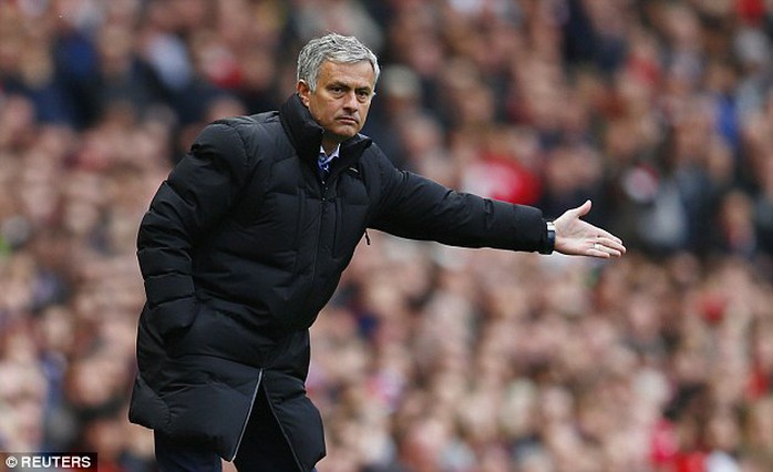 HLV Mourinho bất chấp những lời chỉ trích của khán giả