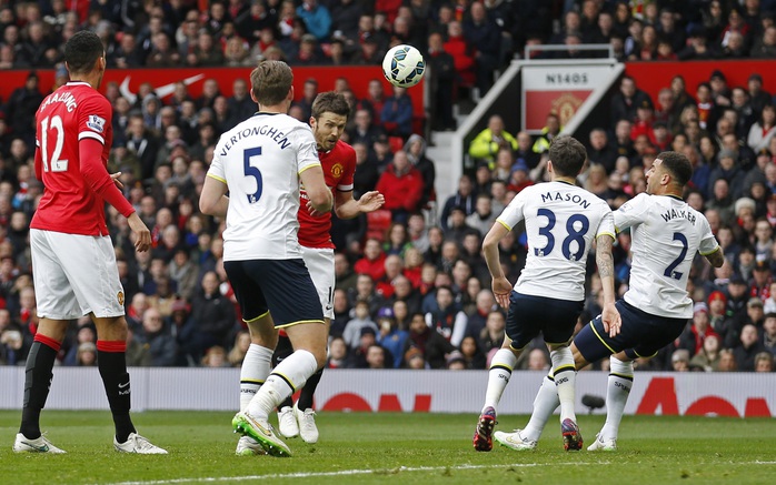 Carrick đánh đầu nâng tỉ số 2-0 từ sai lầm của hàng thủ Tottenham