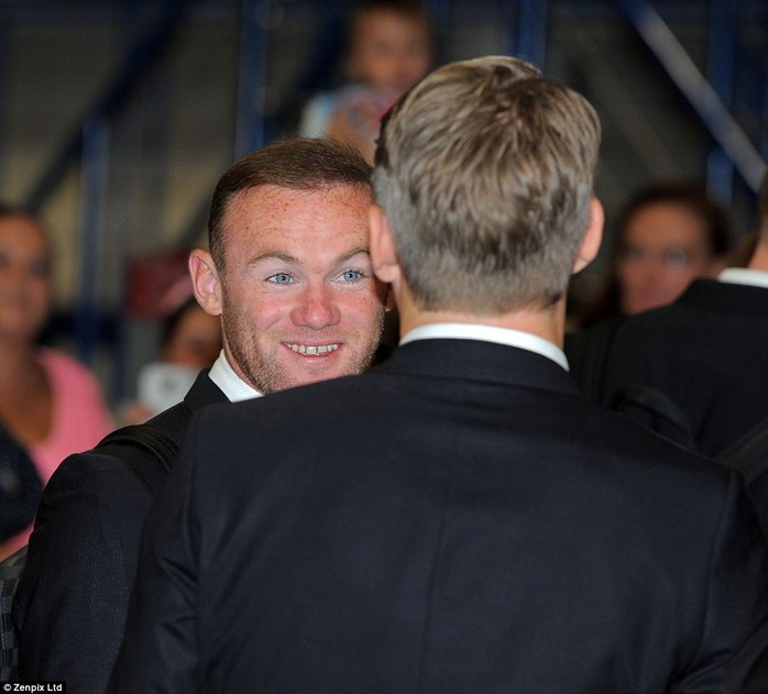 Rooney chào đón người đồng đội mới