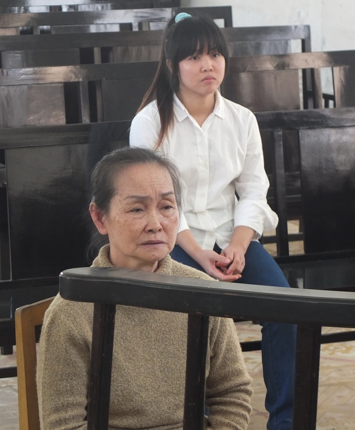 Hai mẹ con bị cáo Nguyễn Thị Ngọc Xinh và Nguyễn Thị Phương Linh (SN 1988) tại phiên tòa xử tội Mua bán người