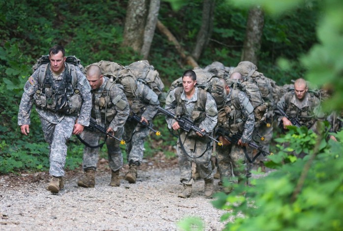 Đại úy Kristen Griest leo núi Yonah ở miền Nam bang Georgia vào ngày 14-7-2015 cùng các học viên nam. Ảnh: The Washington Post