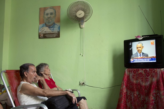 Hai cụ Ernesto Arias (trái) và Carola Suarez ở Havana theo dõi tuyên bố của Tổng thống Mỹ Obama qua truyền hình. Ảnh: REUTERS