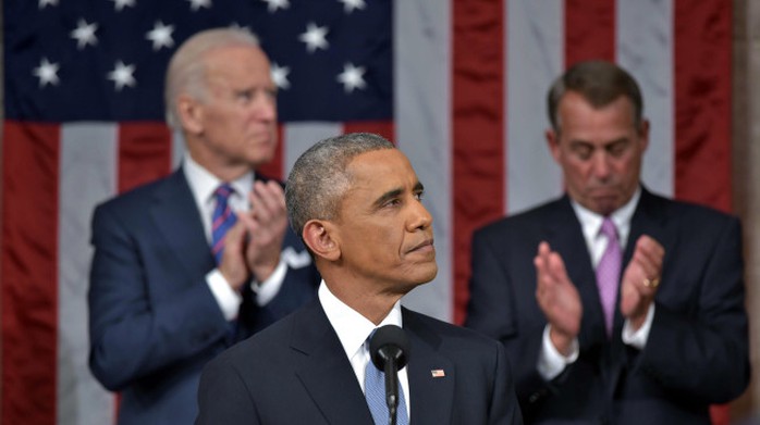 Chủ tịch Hạ viện John Boehner (bìa trái) tỏ ra không mấy hào hứng. Ảnh: AP
