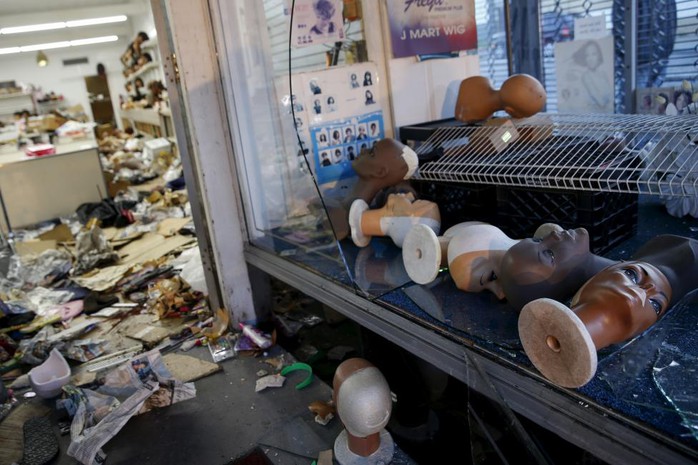 Một cửa hàng bị cướp phá. Ảnh: Reuters