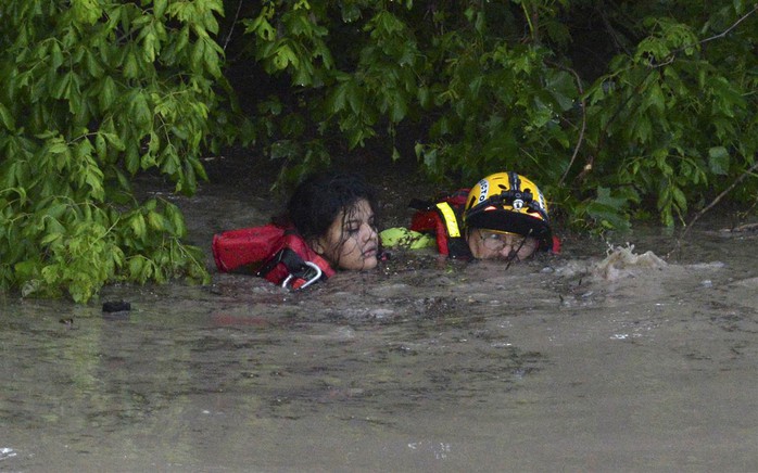 Lực lượng cứu hộ giải cứu người dân ở Texas. Ảnh: AP