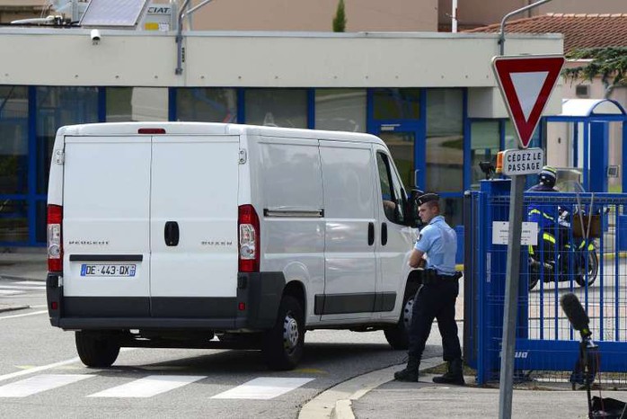 Mảnh vỡ máy bay được đưa đến Trung tâm Kỹ thuật Hàng không thuộc Tổng cục mua bán vũ khí Pháp ở Toulouse hôm 1-8 để phân tích. Ảnh: DPA