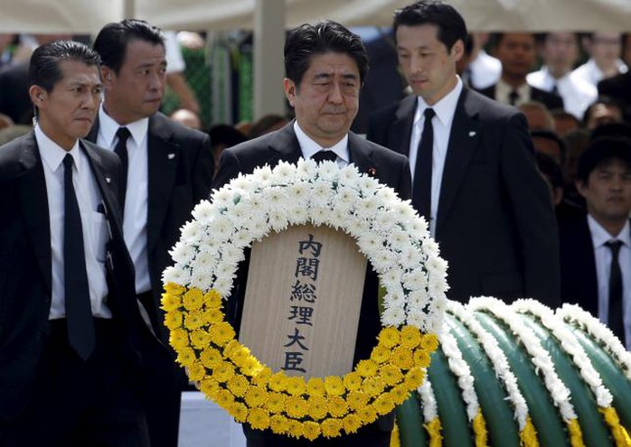 Thủ tướng Nhật Shinzo Abe tại lễ tưởng niệm 70 năm ngày Nagasaki bị ném bom nguyên tử hôm 9-8. Ảnh: Reuters