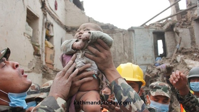 Đứa bé trở thành biểu tượng sinh tồn của Nepal. Ảnh: Kathmandu Today