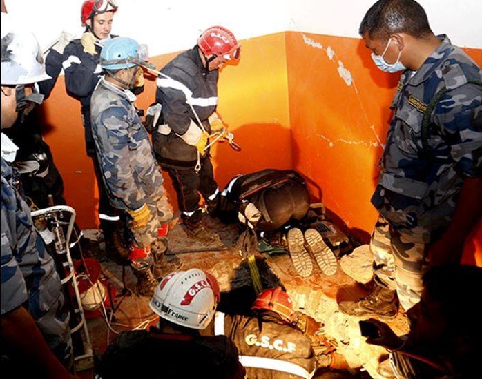 Đội cứu hộ phải khoan từ trên xuống... Ảnh:  Onlinekhabar.com