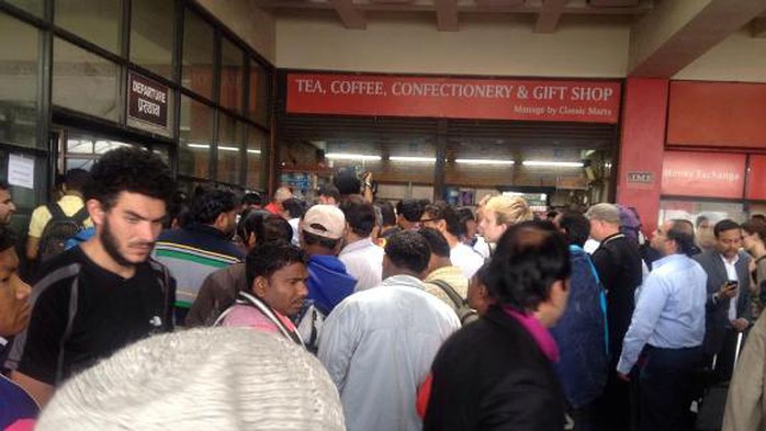 Khắp nẻo trong sân bay chật kín người muốn rời khỏi quốc gia vừa hứng chịu trận động đất kinh hoàng