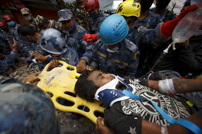 Pema Lama được nhân viên cứu hộ đưa lên mặt đất. Ảnh: Reuters