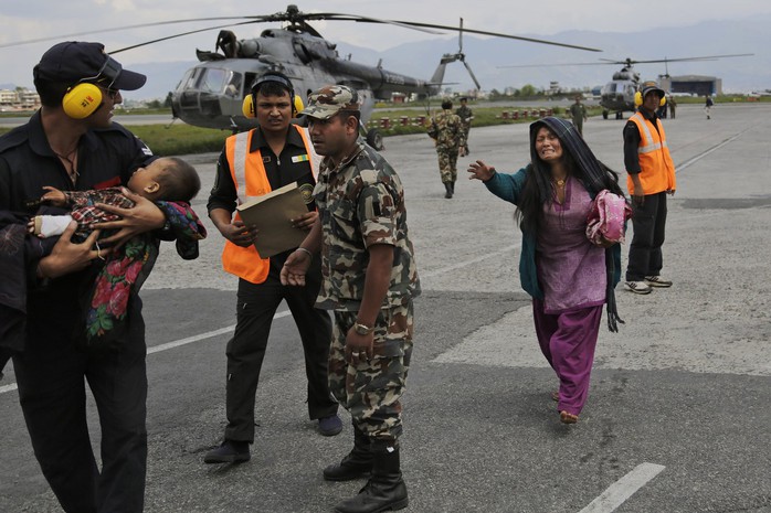 Một em bé và người mẹ Nepal được đội cứu hộ Ấn Độ sơ tán. Ảnh: AP