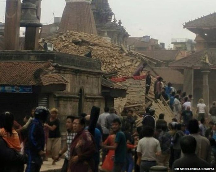 Nhiều tòa nhà đổ sập ở Kathmandu. Ảnh: BBC