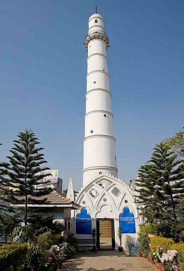 Tháp Dharahara trước khi tan thành gạch nát. Ảnh: Alamy