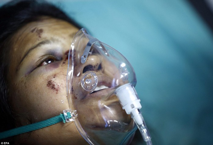 Sự thất thần đọng trên khuôn mặt một phụ nữ Nepal. Ảnh: EPA