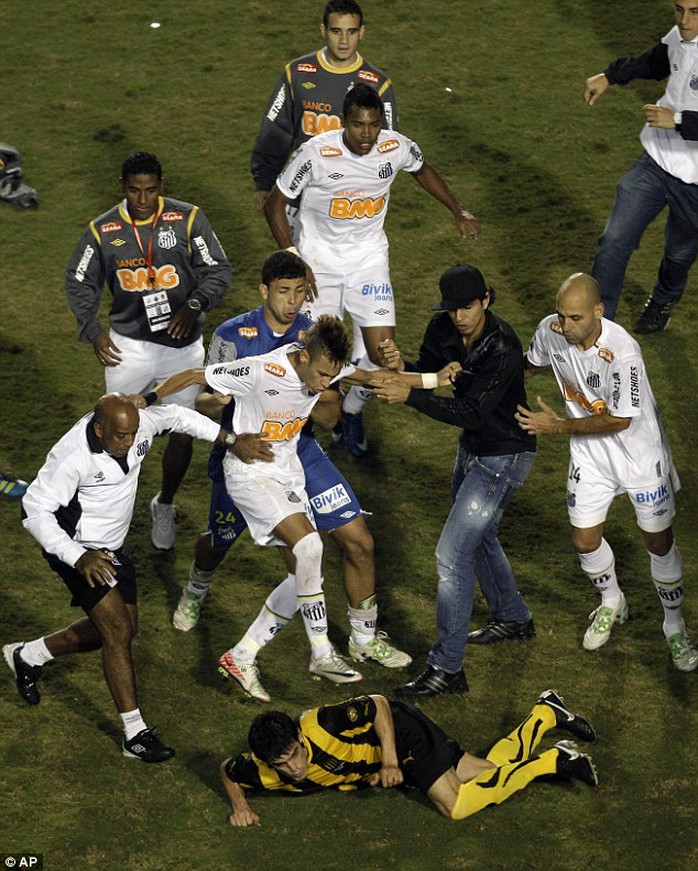 Neymar đạp một cầu thủ của Penarol
