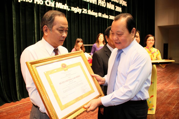 Ủy viên Bộ chính trị, Bí thư Thành ủy TP HCM Lê Thanh Hải, trao huân chương lao động hạng 3 cho ông Vương Phước Thiện, Trưởng Ban Tuyên giáo LĐLĐ TP