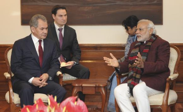 Thủ tướng Ấn Độ Narendra Modi (phải) hội đàm với Bộ trưởng quốc phòng Nga Seergei Shoigu trong cuộc gặp ở New Delhi hôm 21-1. Ảnh: Reuters