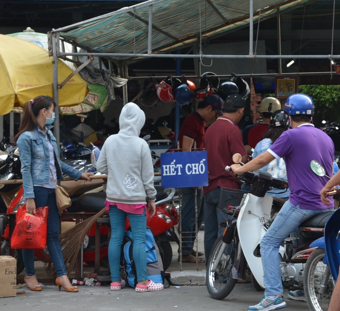 Bãi giữ xe trong bến rơi vào tình trạng quá tải