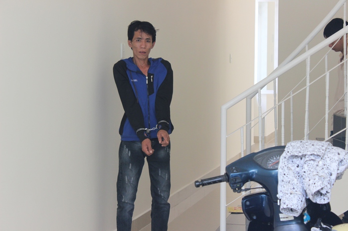Nguyễn Hồng Phương được cơ quan công an dẫn đi dựng lại hiện trường vụ trộm