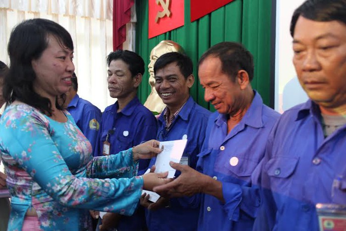 Bà Hồ Bích Ngọc, Chủ tịch LĐLĐ quận 1, TP HCM tặng quà cho các đoàn  viên nghiệp đoàn xe ôm tích cực