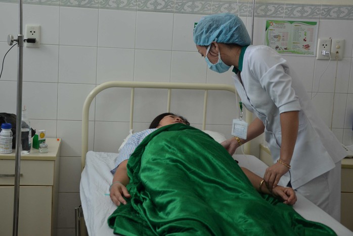 Những bệnh nhân bị đau bụng nặng đang nằm điều trị tại Bệnh viện Hoàn Mỹ Đà Nẵng nghi do ngộ độc thực phẩm