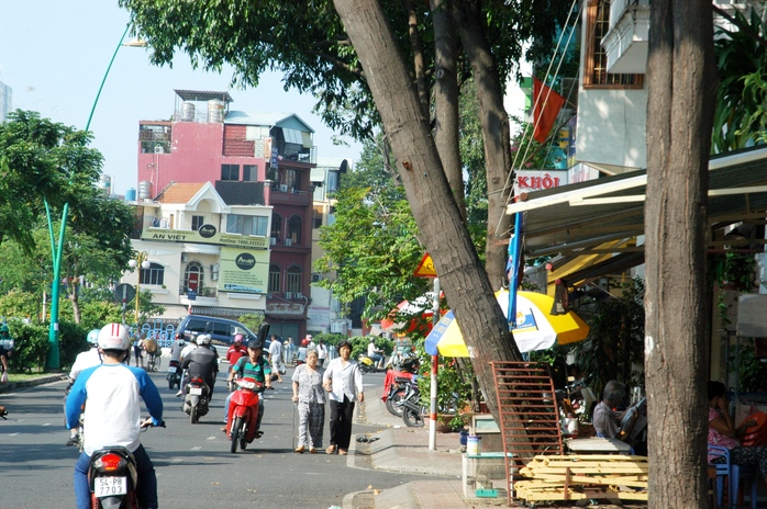 người đi bộ buộc phải xuống lòng đường, Trường Sa, phường 11, quận 3