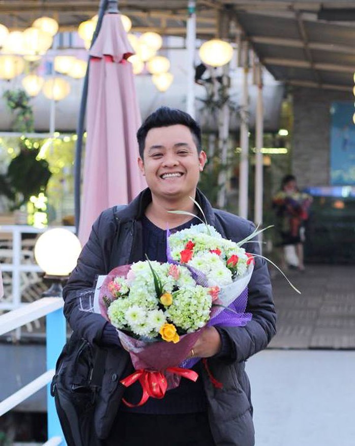 Anh Nguyễn Bá Chính, chàng trai trẻ thành công với việc nhân giống cây bon sai Phật thủ. Anh Nguyễn Bá Chính, chàng trai trẻ thành công với việc nhân giống cây bon sai Phật thủ.