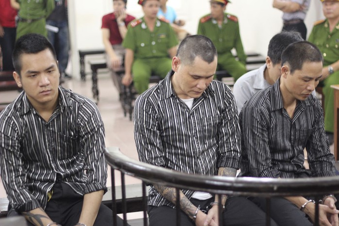 Bị cáo Nguyễn Kim Bình- ngồi giữa- bạn ông Lê Trung Kiên đã thuê hai bị cáo còn lại sát hại ông Kiều Hồng Thành