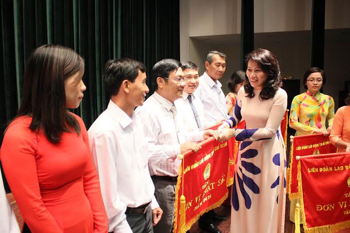 Bà Nguyễn Thị Thu, Chủ tịch LĐLĐ TP HCM, trao cờ thi đua xuất sắc của LĐLĐ TP cho các đơn vị điển hình