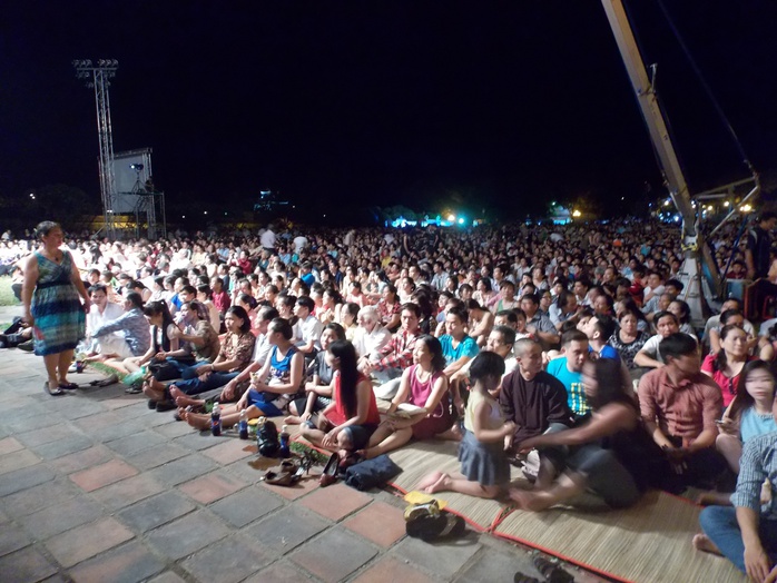 Hàn ngàn khán giả ngồi bệt trên bãi cỏ cùng tận hưởng một đêm nhạc Trịnh đầy xúc cảm