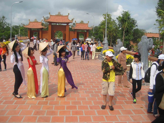 Nhiều bạn trẻ đến sớm đã tranh thủ chụp ảnh phía trước sân chùa 