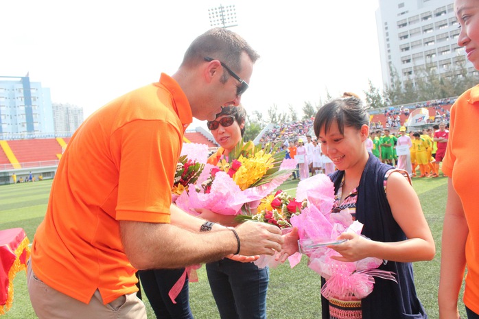 Ông Noel Kinder, Tổng Giám đốc Công ty TNHH Nike Việt Nam, trao hoa các
nhà tài trợ