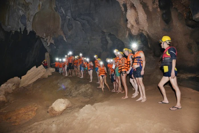 Dịch vụ “Tắm bùn hang động” là loại hình du lịch lần đầu tiên có mặt tại Việt Nam, hấp dẫn du khách  nước ngoài - ảnh do Trung tâm Du lịch Phong Nha - Kẻ Bàng cung cấp