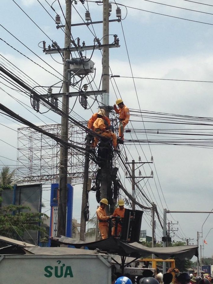 Nhân viên điện lực và cứu hộ đã đưa thợ điện bị tai nạn xuống sau 30 phút ứng cứu