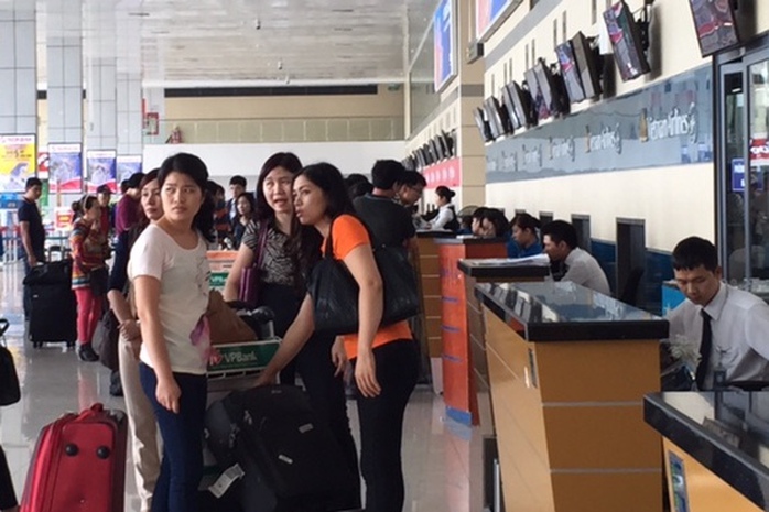Làm thủ tục check in tại sân bay Nội Bài (Hà Nội)