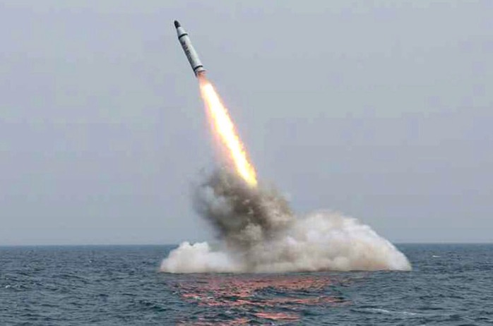 Tên lửa vọt từ tàu ngầm lên mặt nước. Ảnh: EPA