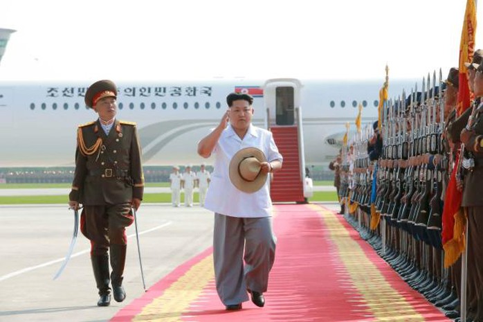 Ông Kim Jong-un thị sát lược lượng Không quân và Phòng không tại sân bay Kalma hồi tháng 7-2015. Ảnh: Reuters