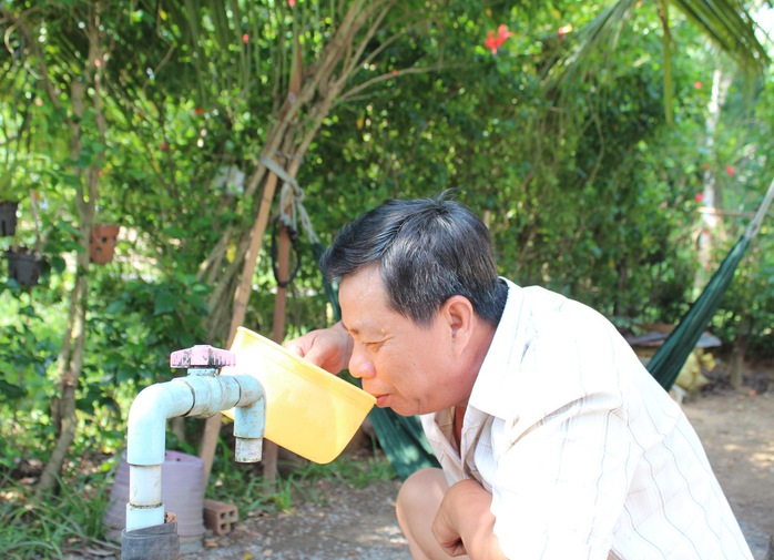 Gia đình ông Trần Văn Hòa (ngụ ấp 1, xã Nhị Bình, huyện Hóc Môn) sử dụng nước bị ô nhiễm từ nhiều năm nay