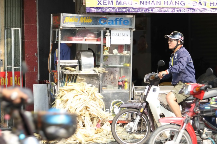 Nước mía cũng đắt hàng trong mùa nắng nóng vì giá rẻ, 5000 đồng/ly