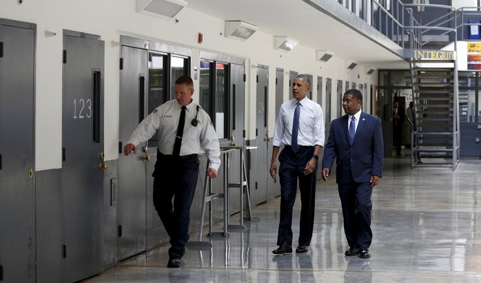 Tổng thống Obama đến thăm nhà tù El Reno. ảnh: Reuters 