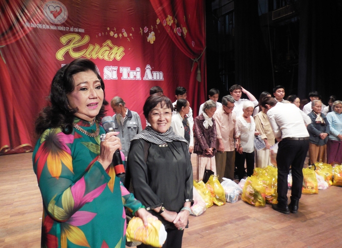 Bà Nguyễn Hồng Dung, Phó Chủ tịch Hội Sân khấu TP HCM, đại diện Khu dưỡng lão nghệ sĩ TPHCM, tiếp nhận 60 triệu đồng do NSND KIm Cương trao
