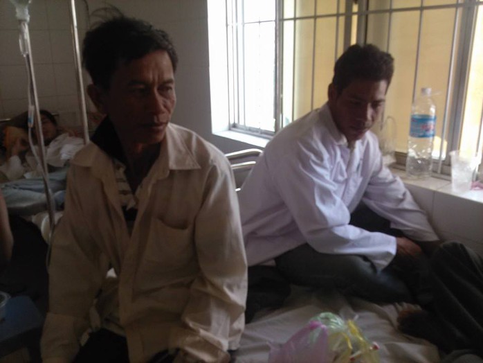 Ông Lâm Ngọc Minh (trái) cùng với anh Lâm Suol vừa mới hồi phục trên giường bệnh