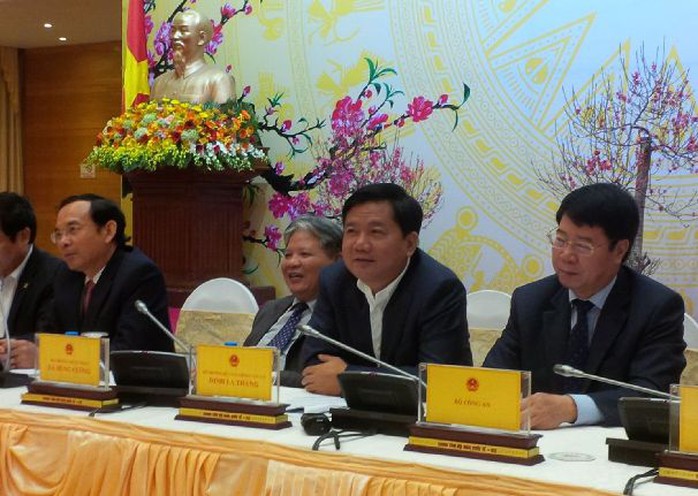 Bộ trưởng Đinh La Thăng (thứ 2 từ phải qua) cho biết đã đề nghị Tổng cục Cảnh sát - Bộ Công an vào cuộc vụ bút phê